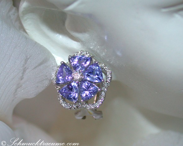 Blütenförmige Ohrstecker aus Weißgold mit funkelnden Tansanitsteinen und Diamanten