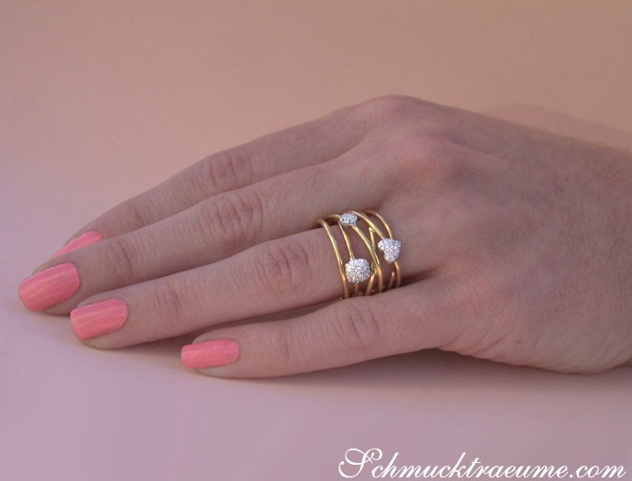Detailansicht von mehrreihigem Diamanterring, zarte Formen, Gold 750, TW SI, rosa Nagellack