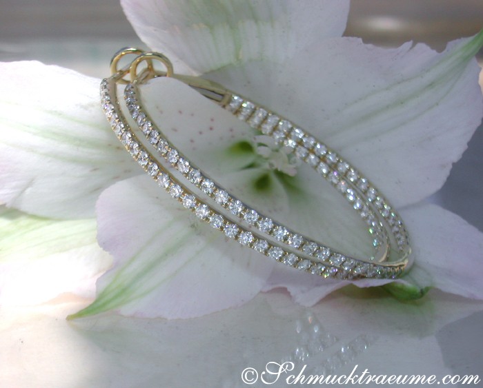 Gelbgold 585 Creolen mit Diamanten auf Blüte liegend