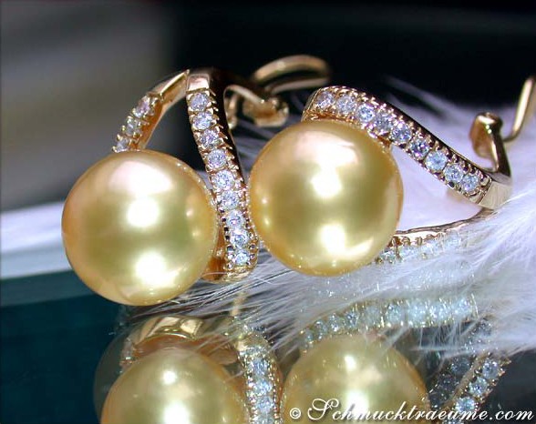 Goldene Südseeperlen-Ohrstecker mit Brillanten in Gelbgold 750