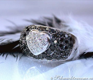 Herzring aus Weißgold mit schwarz-weißen Diamanten, kontrastreiches Design