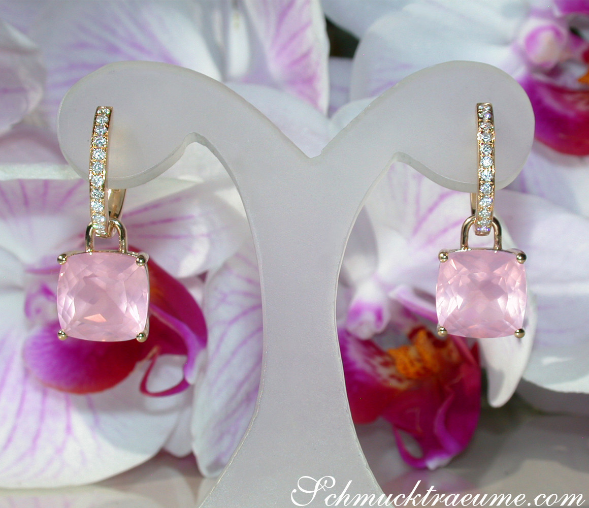Rosenquarz-Kissen-Ohrringe mit Diamanten, elegant auf Orchideenblüten präsentiert
