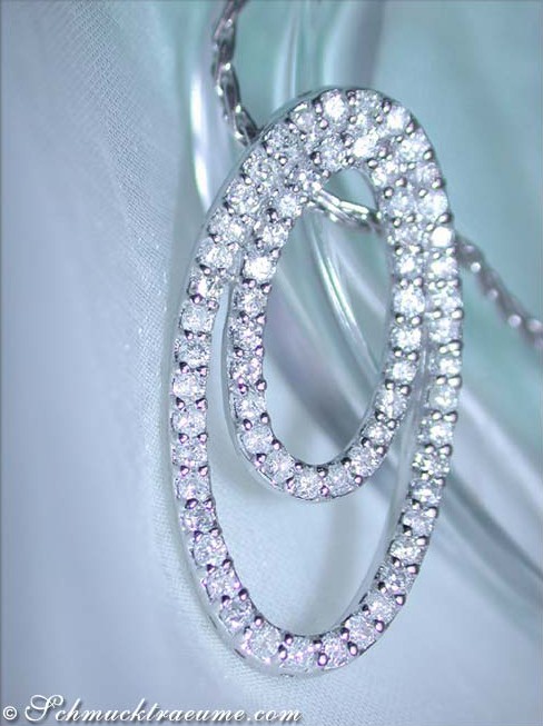 Diamant-Anhänger im Ellipsen-Design, detailreich, weißgold 585, funkelnd, auf silberner Stoffoberfläche.