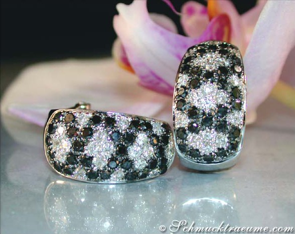 Schwarz-weiße Diamant-Ohrstecker im Rauten-Design, Detailansicht