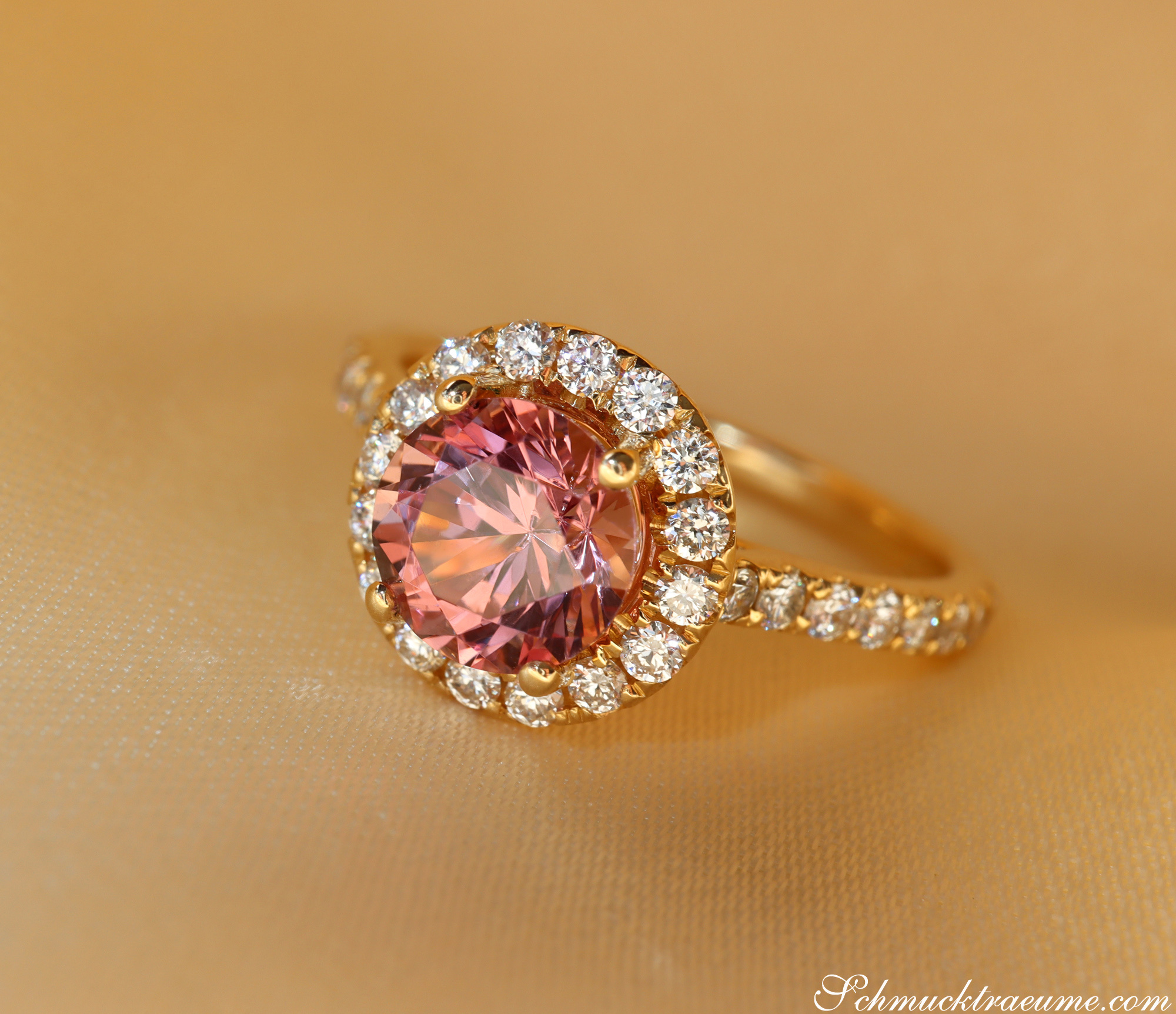 Gelbgold-Ring mit rosa Granat und Diamanten, Detailaufnahme, seitlich.