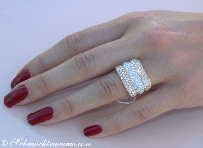 Tricolor-Diamantring in Weiß-, Rosé- & Gelbgold, 1.270 Karat, getragen auf Hand mit lackierten Nägeln