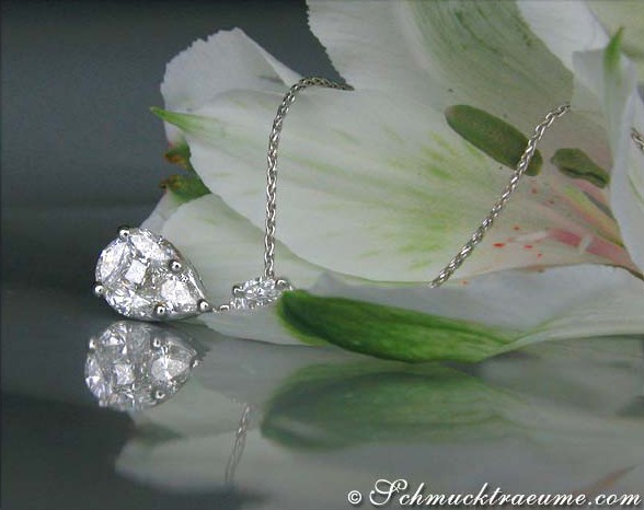 Weißgold-Tropfen-Anhänger mit Diamanten, detailreich, auf Blume präsentiert