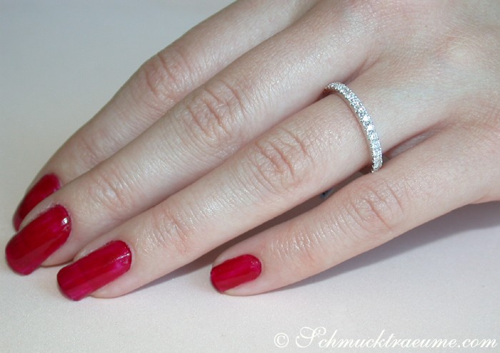Edler Diamanten Memory Ring, Detailaufnahme, Hand mit roten Nagellack, Weißgold 750, 0.450 Karat, W SI