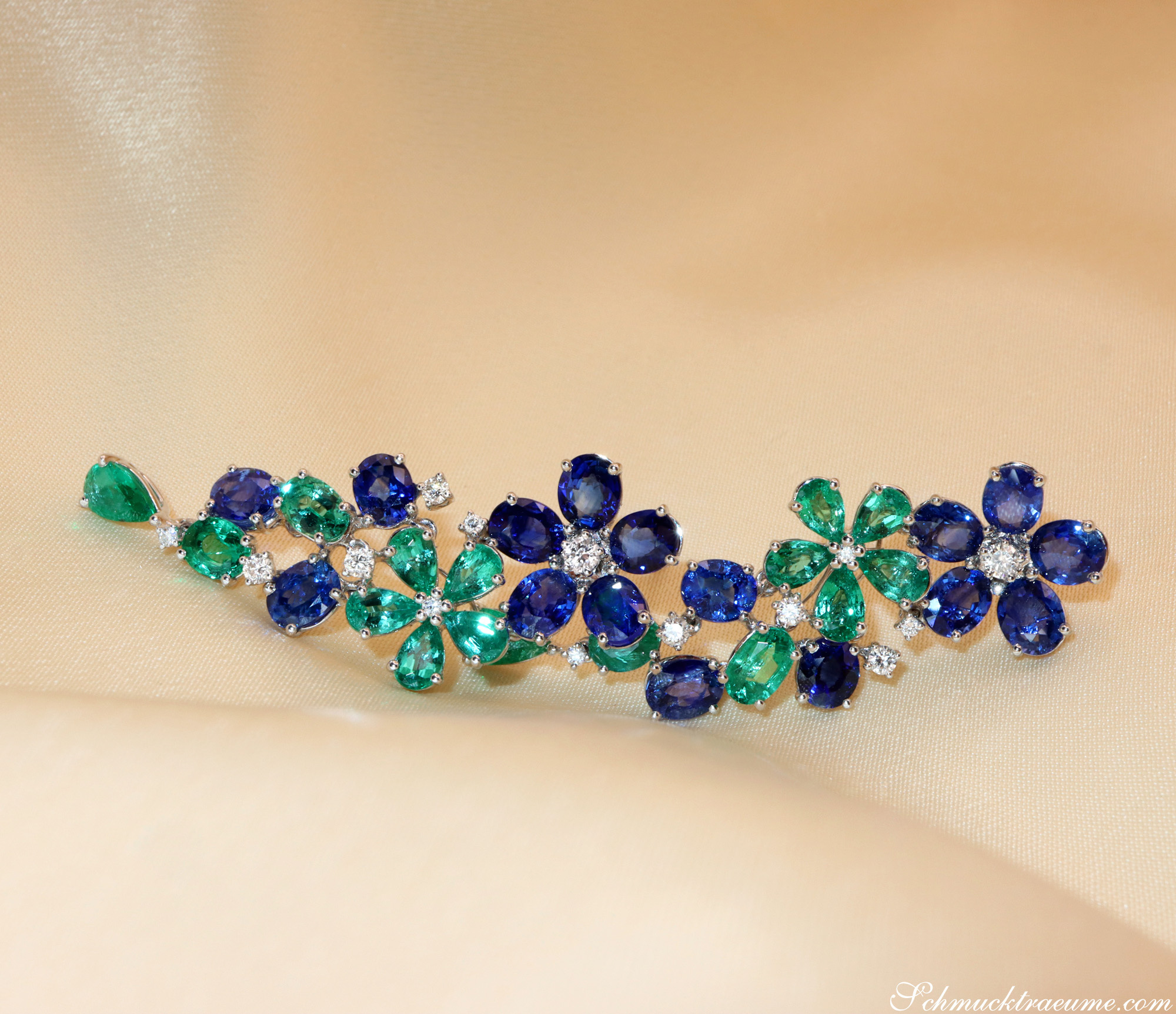 Weißgold 750 Ohrgehänge mit Smaragden und Saphiren in Blütenform, detailreich.