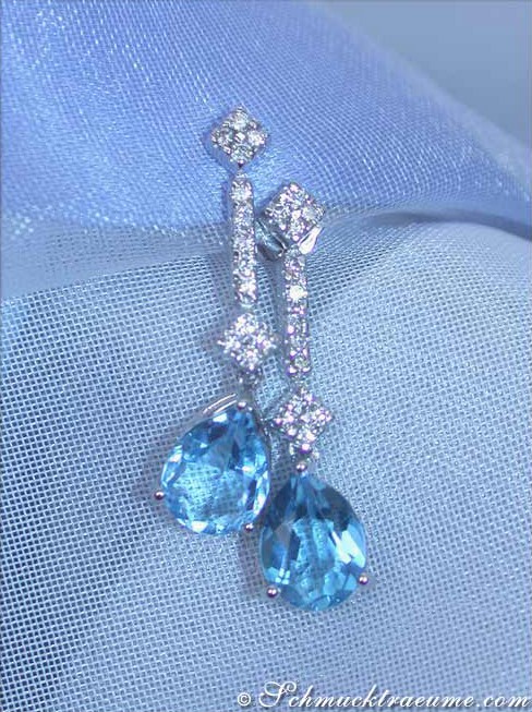 Detailansicht der eleganten Blautopas-Tropfen-Ohrstecker mit Diamanten, verziert mit feinen Strasssteinen