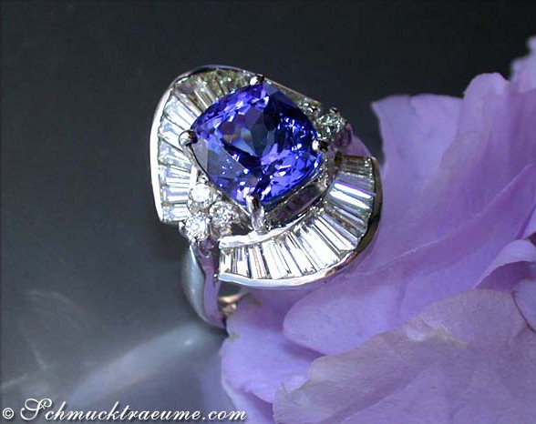 Tanzanit-Ring mit Diamanten und Brillanten in Weißgold 750