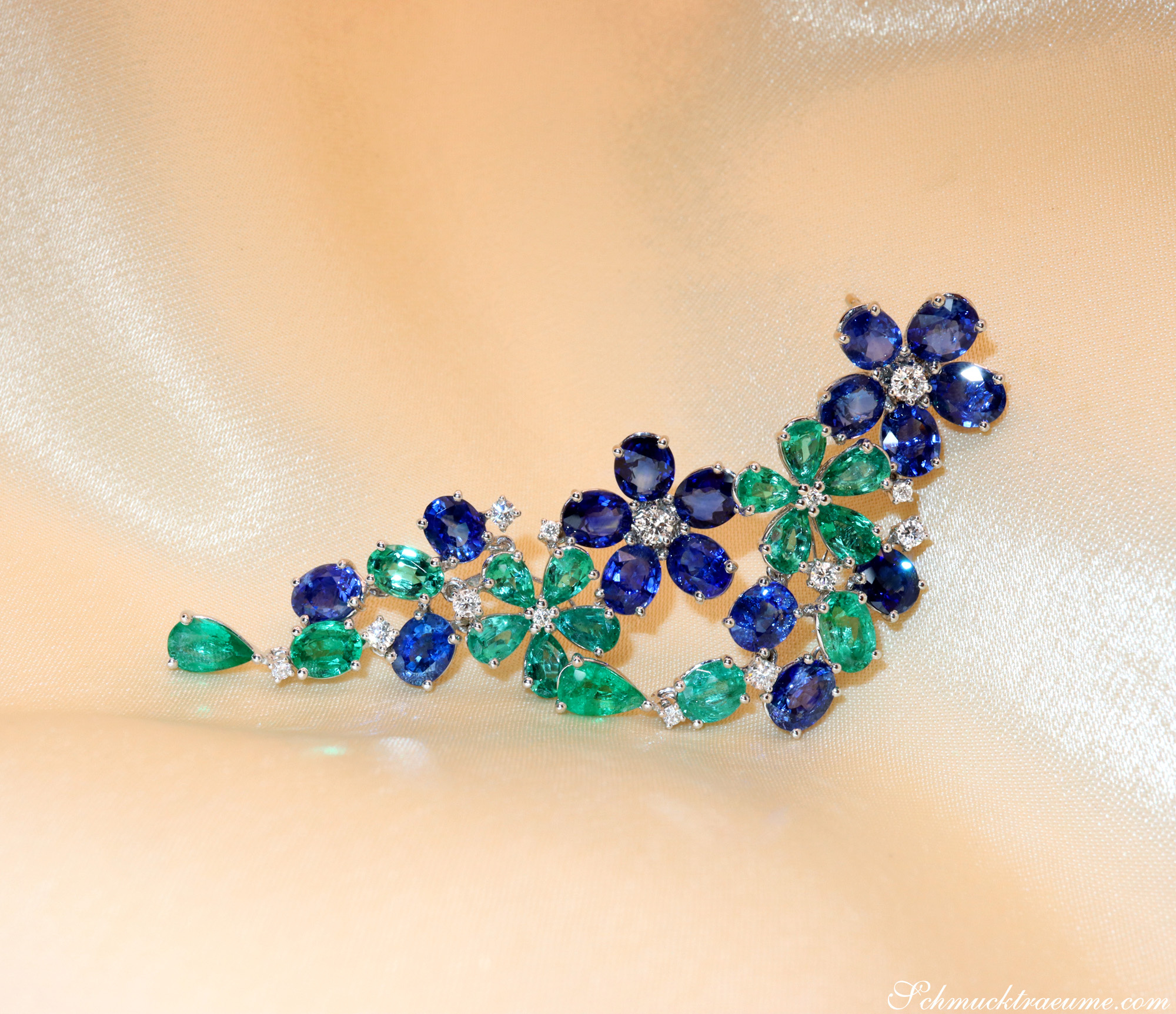 Blumenmotiv aus Smaragden und Saphiren in Weißgold 750