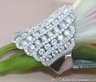 Diamantring mit makellosen Brillanten auf Blume, elegantes Design