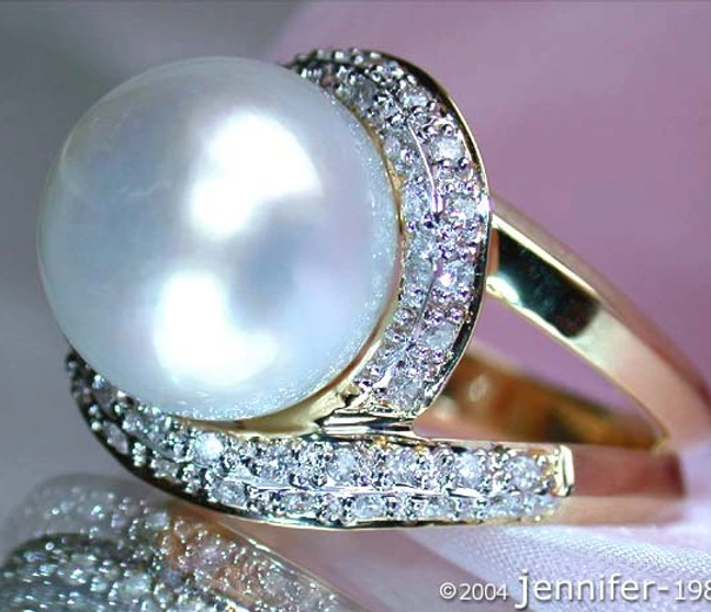 Goldener Süßwasserperlen-Ring mit Diamanten, detailreiches Design Goldener Süßwasserperlen-Ring mit Diamanten, detailreiches Design
