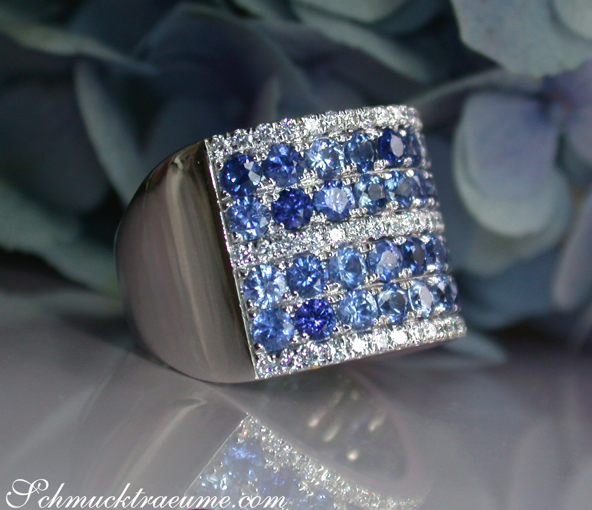 Weißgold-Saphir-Bandring mit Brillanten, Detailaufnahme, blau-grauer Hintergrund.