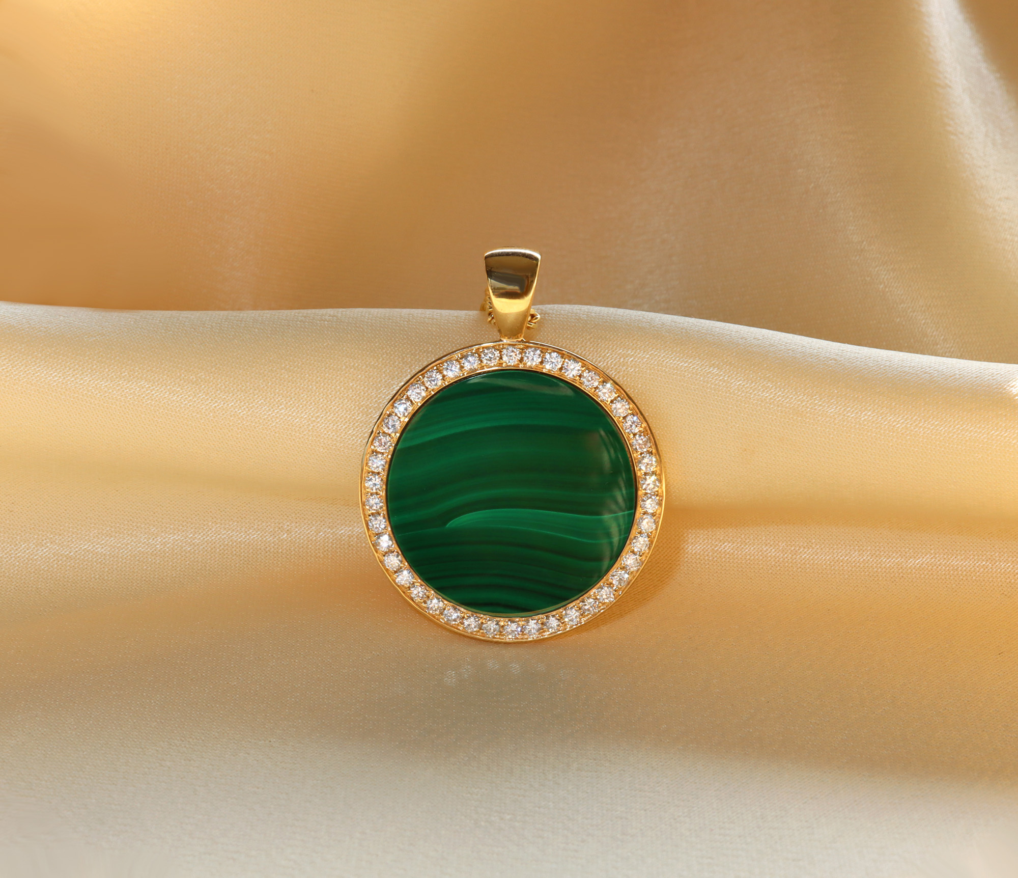 Goldener Malachit-Anhänger mit Brillanten auf Samt, Detailaufnahme