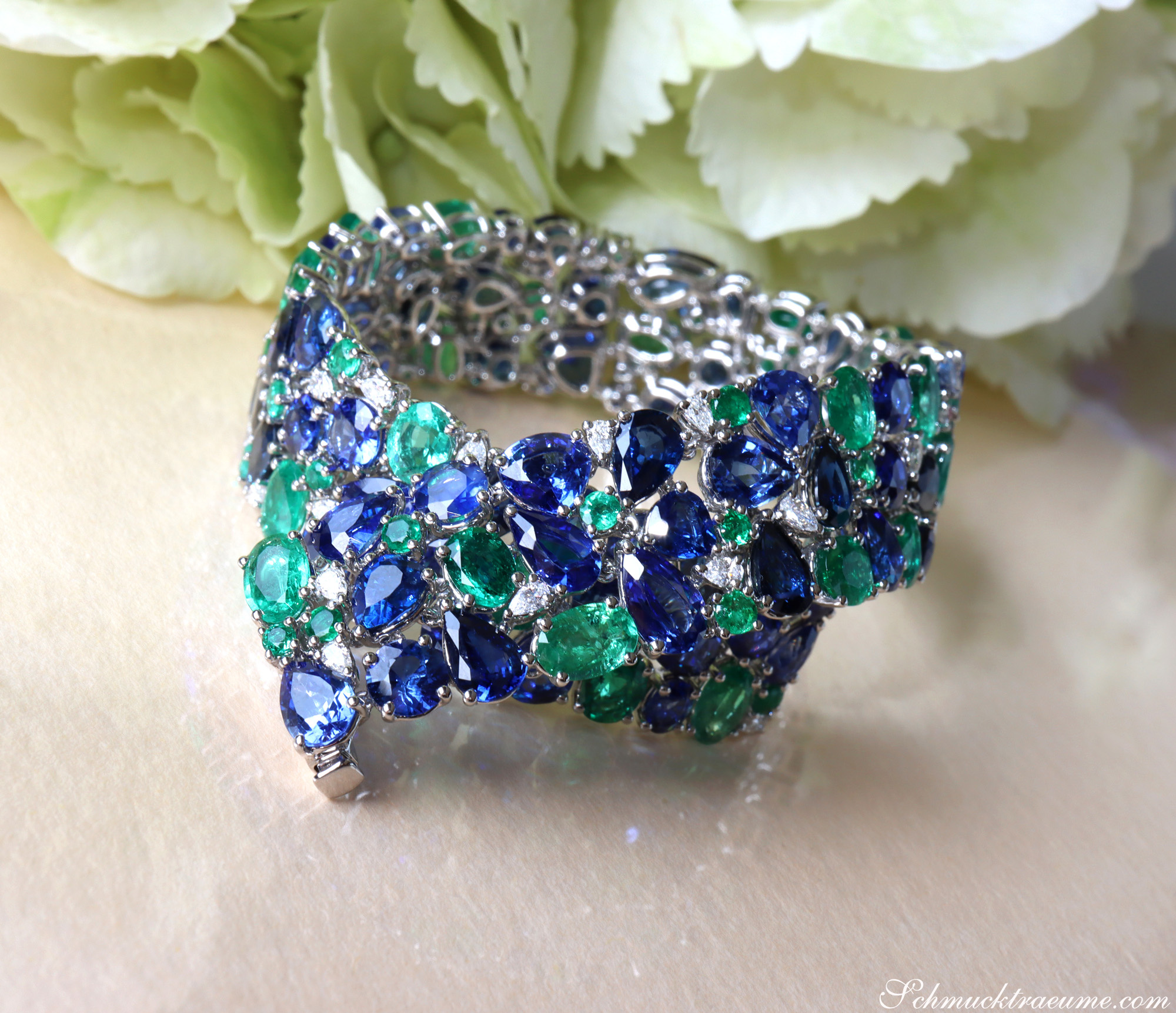 Luxuriöses Saphir-Armband mit Smaragden und Diamanten, 42.86 ct.