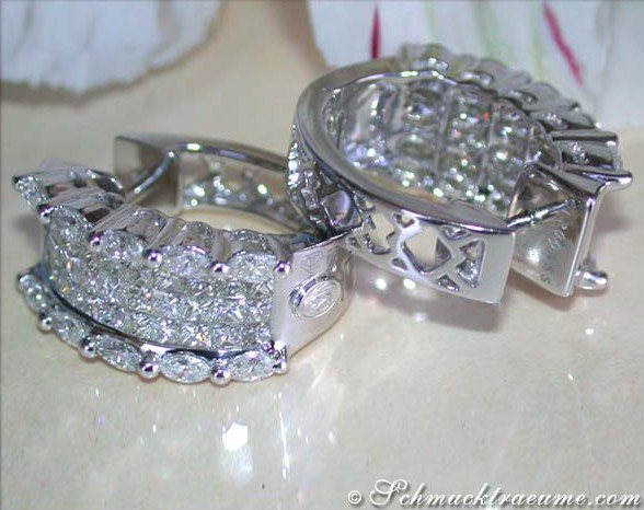 Silberne Halbcreolen mit Marquise- und Princess-Diamanten, detailreiche Fassung, elegant auf weißem Untergrund.