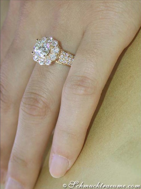 Verlobungsring mit 2.57 Karat Diamant, Gelbgold 750, Detailaufnahme am Finger