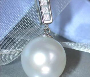 Weißgold 750 Anhänger mit 0.170 ct Diamanten und 10-11 mm Südseeperle