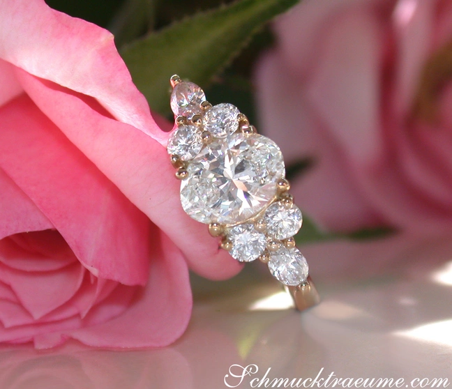 Detailaufnahme des eleganten Diamant-Solitär-Rings im Ovalschliff, umgeben von Brillanten und Marquise-Diamanten. Detailaufnahme des eleganten Diamant-Solitär-Rings im Ovalschliff, umgeben von Brillanten und Marquise-Diamanten.