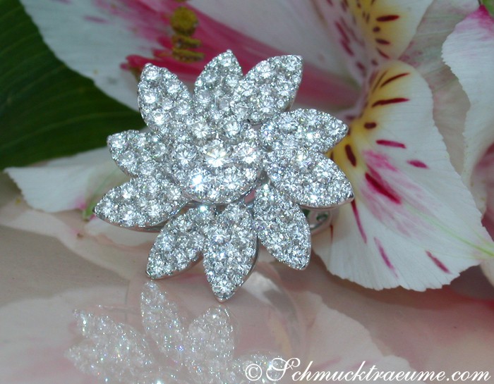 Blütenformiger Brillantenring im Weißgold 750