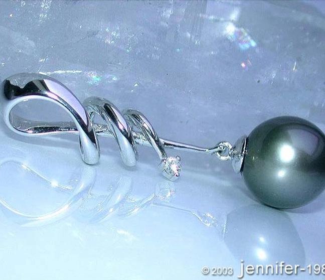 Weißgold-Tahitiperlen-Anhänger mit Brillant, Detailaufnahme, elegant, schlicht Weißgold-Tahitiperlen-Anhänger mit Brillant, Detailaufnahme, elegant, schlicht
