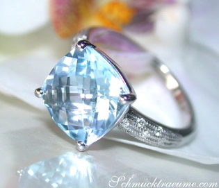 Weißgold-Blautopas-Ring mit Diamanten, klassisches Schmuckstück