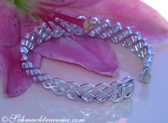 Silberner Armband mit Kettenmuster auf Blumenhintergrund