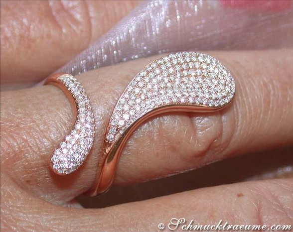 Roségold-Ring mit geschwungenen Brillanten auf Handfinger