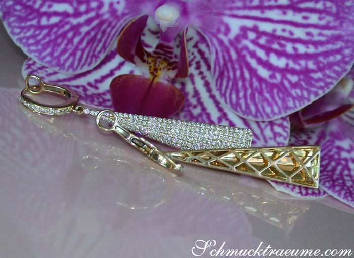 Orchideenblüte mit goldener Diamant-Ohrhänger-Detailansicht