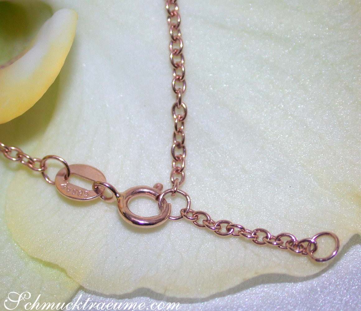 Detailaufnahme der roségoldenen Kette mit Multicolor Saphiren.