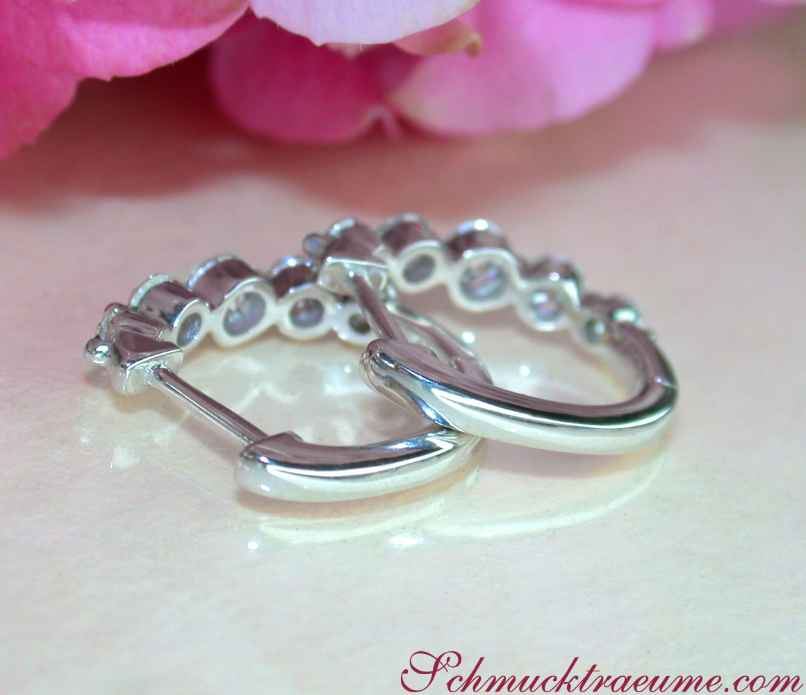 Detailansicht der Creolen mit schwebenden Diamanten in Weißgold