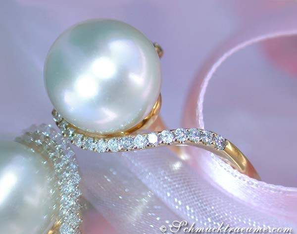 Südseeperlenring mit Brillantenkranz auf Goldbasis getragen