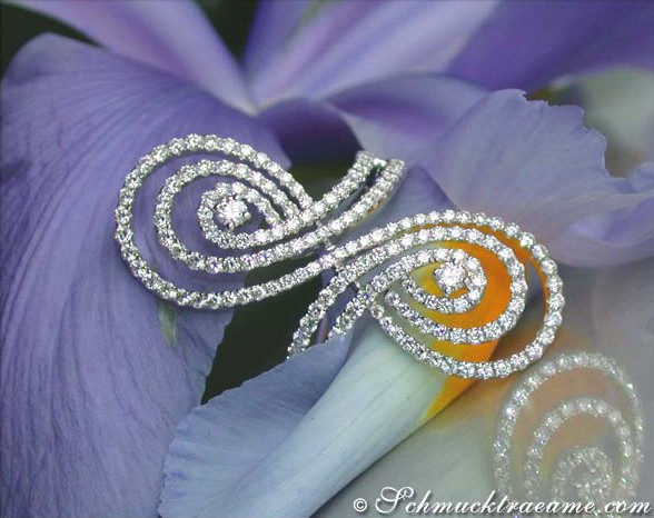 Außergewöhnlicher Brillantenring mit Swirl-Design in Weißgold