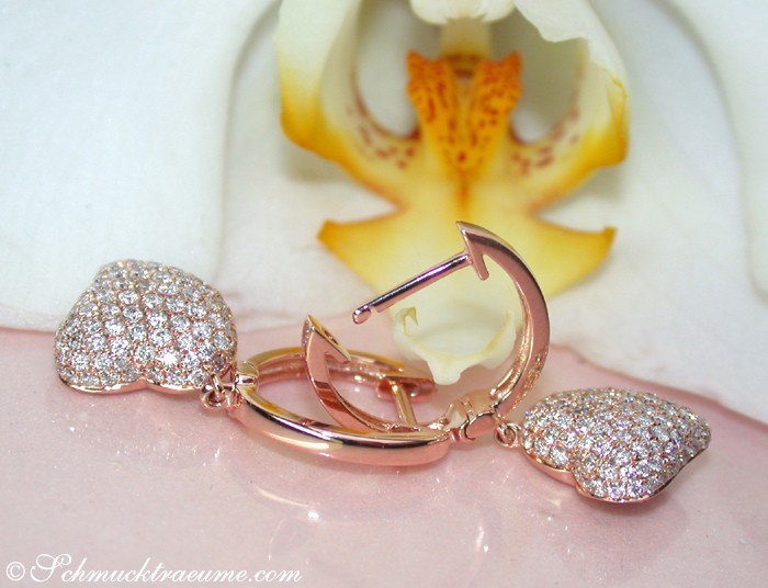 Roségold Herz Ohrringe mit Diamanten, Detailaufnahme, elegant, feminin
