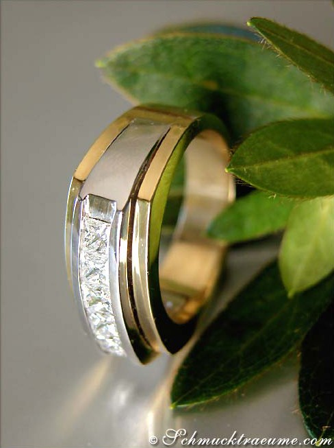 Detailansicht des Herren-Diamanten-Rings mit gelbem und weißem Gold, klarer Linienverlauf