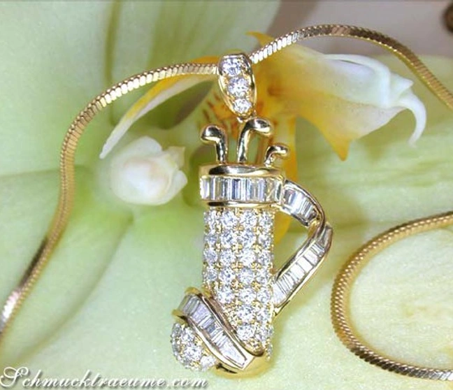 Goldener Golfbag-Anhänger mit Diamanten auf Blütenhintergrund Goldener Golfbag-Anhänger mit Diamanten auf Blütenhintergrund