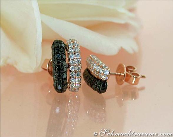 Detailansicht von Diamant-Ohrsteckern in Roségold 585, schwarz und weiß, auf weißem Hintergrund.