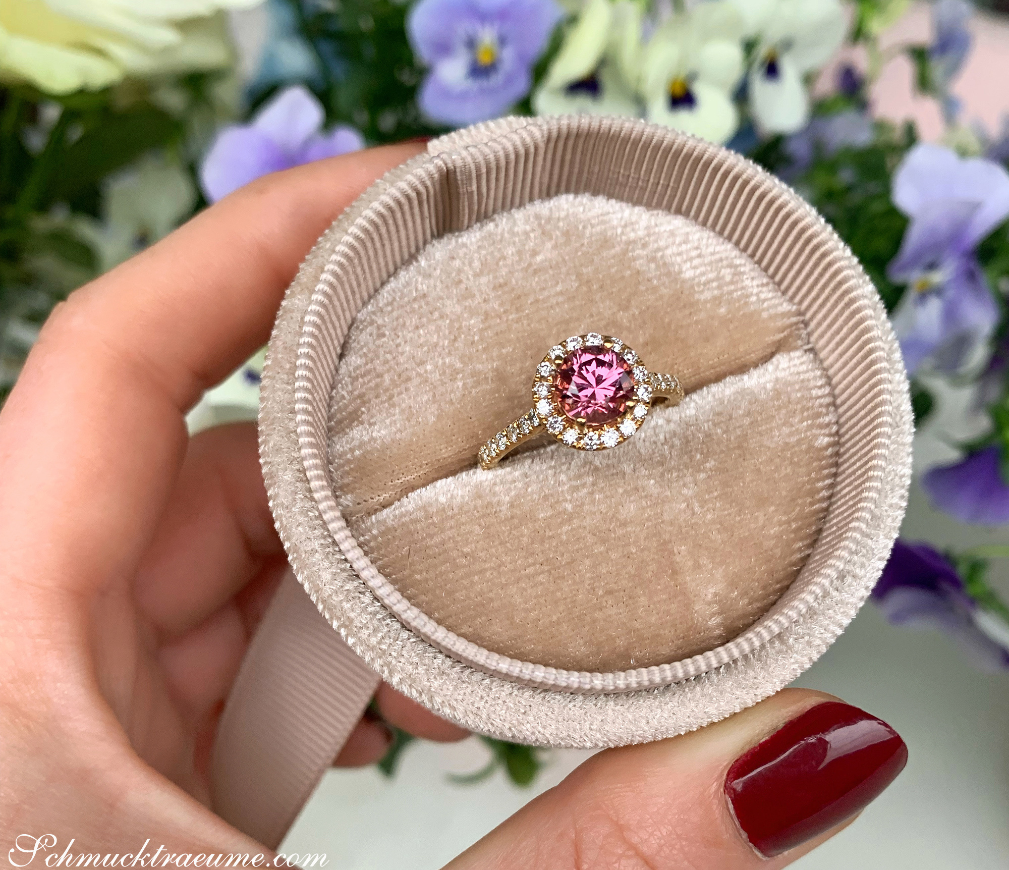 Rosa Granat-Ring mit Diamanten in Gelbgold, detailreich im Ringkasten.