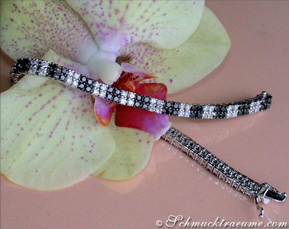 Orchideenblüte mit Armband aus Weißgold 585 mit 80 schwarzen und weißen Diamanten