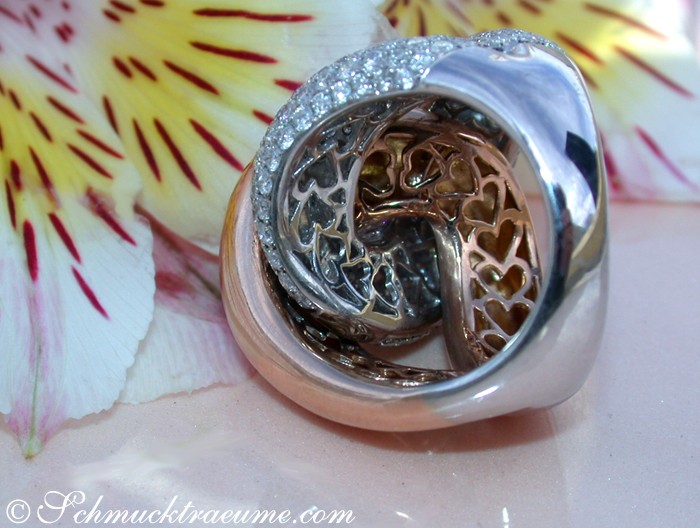 Roségold-Ring mit Diamanten, detailreiches Design, Blüte im Hintergrund