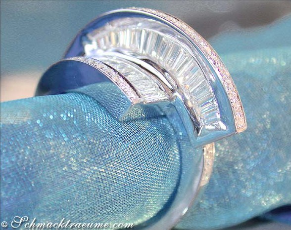 Schimmernder Diamantring aus Weißgold 750, Detailaufnahme mit Glanz und Glitter