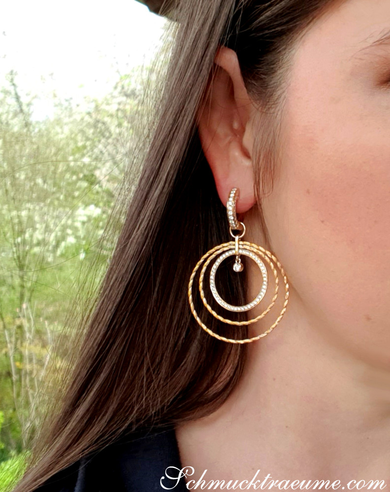 Gelbgoldkreis-Ohrringe mit Brillanten, Detailaufnahme, im Freien getragen