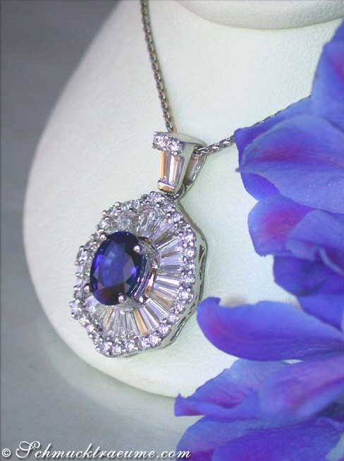 Weißgold-Anhänger mit Saphir und Brillanten, Detailaufnahme, blauer Hintergrund.