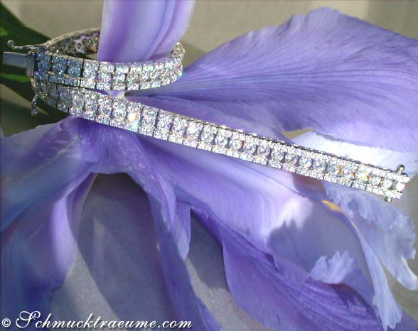 Diamant-Armband mit 295 Diamanten auf Blüte, detailreich, elegant.