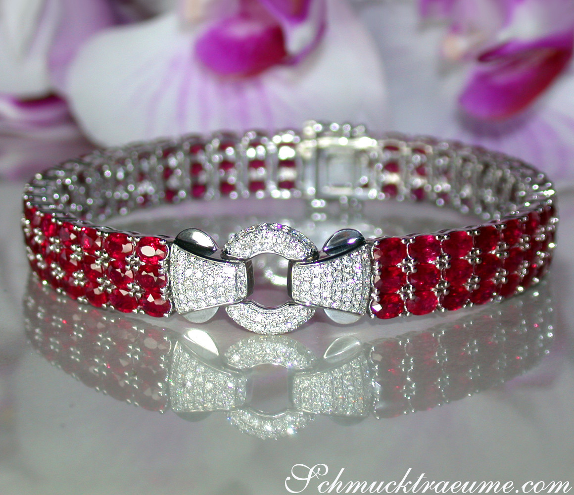 Luxus-Rubin-Armband mit Brillanten, Detailaufnahme, elegant, Weißgold 750, Strass-Elemente, Orchidee im Hintergrund