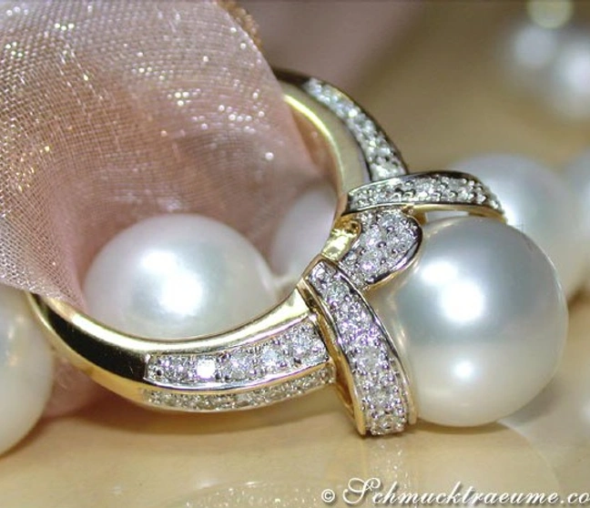 Goldener Südseeperlenring mit Diamanten, elegantes Design, Detailaufnahme Goldener Südseeperlenring mit Diamanten, elegantes Design, Detailaufnahme