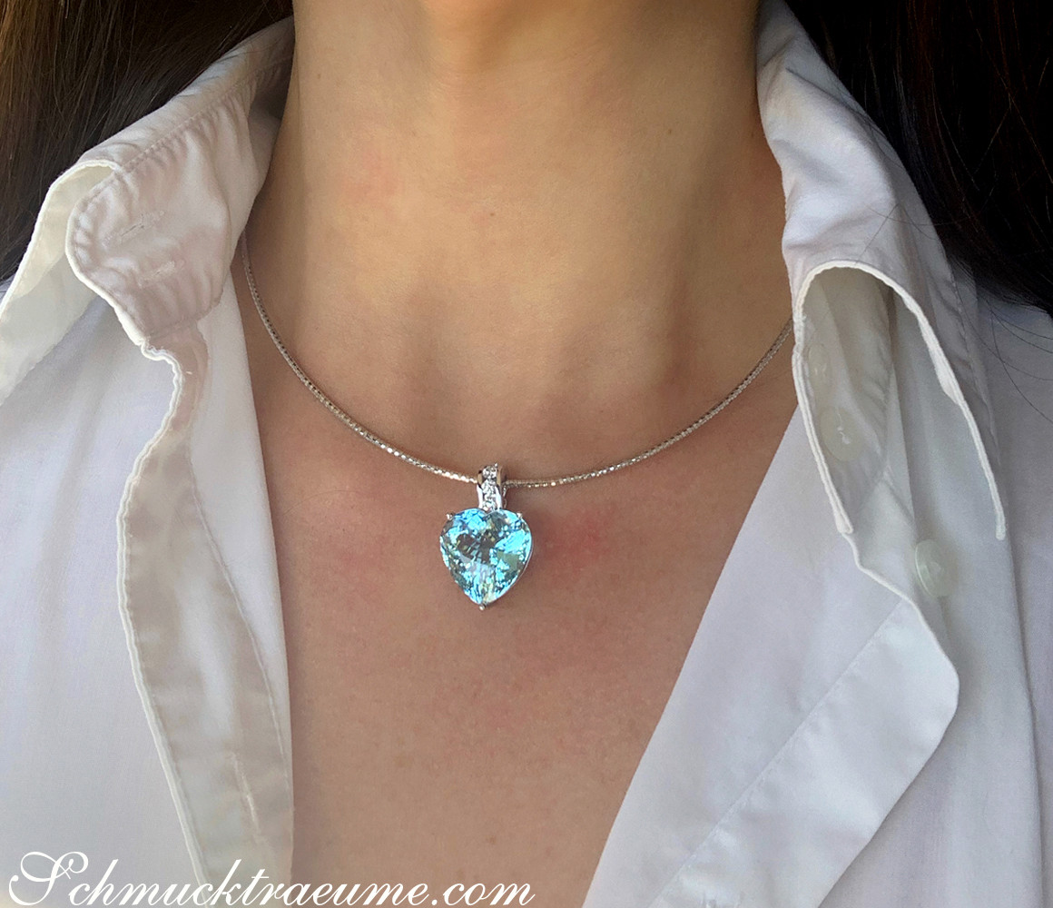 Detailaufnahme von Aquamarin-Brillanten-Anhänger Herzschliff, weißgold 750, getragen