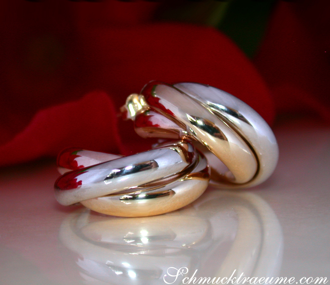 Verflochtene Creolen aus Gelb-, Weiß- und Roségold 585, Detailaufnahme auf glänzendem Untergrund